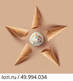 waffle cones with Vanilla ice cream on beige background. waffle cones with Vanilla ice cream. Стоковое фото, агентство Ingram Publishing / Фотобанк Лори