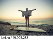 Beautiful female Surfer looking for the waves. Стоковое фото, агентство Ingram Publishing / Фотобанк Лори