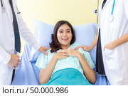 Portrait of female patient Relaxing  ans smile in bed of Hospital Ward. Стоковое фото, агентство Ingram Publishing / Фотобанк Лори