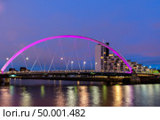 Clyde Arc Bridge along River Clyde Sunset twilight at Glasgow city Scotland UK. Стоковое фото, агентство Ingram Publishing / Фотобанк Лори