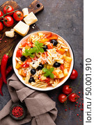 Minestrone, italian vegetarian soup with pasta and vegetables. Стоковое фото, агентство Ingram Publishing / Фотобанк Лори