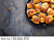 Apple quince baked with honey and cinnamon. Healthy vegetarian dessert. Стоковое фото, агентство Ingram Publishing / Фотобанк Лори
