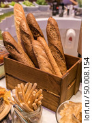 Bread bar station in buffet line. Стоковое фото, агентство Ingram Publishing / Фотобанк Лори