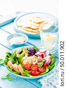Bowl with grilled chicken meat, bulgur  and fresh vegetable salad of radish, tomatoes, avocado, kale and spinach leaves. Healthy and delicious summer lunch. Стоковое фото, агентство Ingram Publishing / Фотобанк Лори