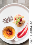 Creme Brulee with fresh fruit and chocolate. Стоковое фото, агентство Ingram Publishing / Фотобанк Лори