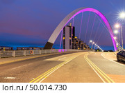 Clyde Arc Bridge along River Clyde Sunset twilight at Glasgow city Scotland UK. Стоковое фото, агентство Ingram Publishing / Фотобанк Лори