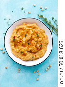 Hummus with chickpea and tahini, delicious and healthy protein vegan and vegetarian food, top view, flat lay. Стоковое фото, агентство Ingram Publishing / Фотобанк Лори