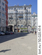 Доходный дом  О. и В. Смирновых, улица Петровка, 17, Москва. Солнечный день в июне. Редакционное фото, фотограф Сергей Рыбин / Фотобанк Лори
