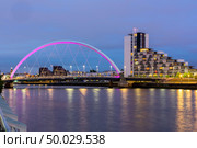 Clyde Arc Bridge along River Clyde Sunset twilight at Glasgow city Scotland UK. Стоковое фото, агентство Ingram Publishing / Фотобанк Лори