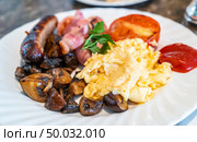 Full English Breakfast on Table with coffee. Стоковое фото, агентство Ingram Publishing / Фотобанк Лори