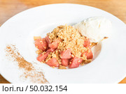 apple crumble with Icecream and cinnamon powder. Стоковое фото, агентство Ingram Publishing / Фотобанк Лори