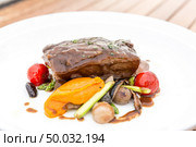 Slow cook roasted Rib with grilled vegetable. Стоковое фото, агентство Ingram Publishing / Фотобанк Лори