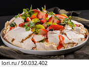 Pavlova cake with fresh blueberries, strawberries and kiwi. Стоковое фото, агентство Ingram Publishing / Фотобанк Лори