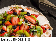 Pavlova cake with fresh blueberries, strawberries and kiwi. Стоковое фото, агентство Ingram Publishing / Фотобанк Лори