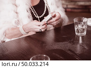 women’s hands sharper prevents a deck of cards in an underground casino. close-up. Стоковое фото, агентство Ingram Publishing / Фотобанк Лори