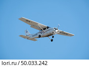 Cessna 172R Skyhawk с номером RA-67306 заходит на посадку в Кронштадте (2023 год). Редакционное фото, фотограф Ольга Визави / Фотобанк Лори