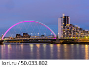 Clyde Arc Bridge along River Clyde Sunset twilight at Glasgow city Scotland UK. Стоковое фото, агентство Ingram Publishing / Фотобанк Лори