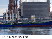 Tanker boat loading fuel from oil Chemical Factory in Kawasaki Japan. Стоковое фото, агентство Ingram Publishing / Фотобанк Лори