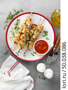 Grilled meat skewers, chicken shish kebab top view. Стоковое фото, агентство Ingram Publishing / Фотобанк Лори