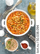 Chana Masala, spicy chickpea curry with carrot and onion in tomato sauce. Vegetarian dish for lunch. Indian cuisine. Стоковое фото, агентство Ingram Publishing / Фотобанк Лори