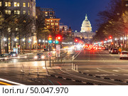 US Capitol Building at sunset along street in Washington, DC, USA. Стоковое фото, агентство Ingram Publishing / Фотобанк Лори