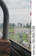 Поездка на стареньком автобусе со старыми кожаными сиденьями вдоль населенного пункта в городе Кирове, проезжаем железнодорожный переезд. Стоковое видео, видеограф Светлана Русских / Фотобанк Лори