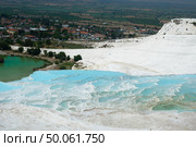 Travertines pools and terraces with blue water in Pamukkale, Turkey (2020 год). Редакционное фото, фотограф Маргарита Кирьякова / Фотобанк Лори
