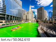 Chicago Skylines building along green dyeing river of Chicago River on St. Patrick’s day festival in Chicago Downtown IL USA. Стоковое фото, агентство Ingram Publishing / Фотобанк Лори