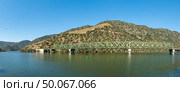 Douro valley view near the Ferradosa bridge at Sao Xisto Located in Vale de Figueira, Sao Joao da Pesqueira Municipality, the village is dominated by a breathtaking landscape. Стоковое фото, агентство Ingram Publishing / Фотобанк Лори