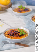Leite creme, portuguese desert similar to creme brulee, cream brulee and burnt cream. Стоковое фото, агентство Ingram Publishing / Фотобанк Лори