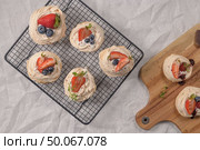 Small pavlova cakes with fresh raspberries and blueberries. Стоковое фото, агентство Ingram Publishing / Фотобанк Лори