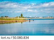 Летний пейзаж с рыбаком. Залив "Чайка" на Новосибирском Обском водохранилище. Бердск, Новосибирская область, Западная Сибирь. Редакционное фото, фотограф Евгений Мухортов / Фотобанк Лори