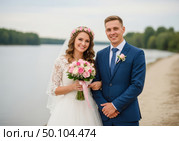 Свадебная фото-сессия на берегу реки с молодоженами, счастливыми и полными радости. Стоковое AI-изображение, AI-художник Сергей Никифоров-Гордеев / Фотобанк Лори
