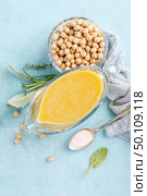 Chickpea sauce, hummus, top view. Стоковое фото, агентство Ingram Publishing / Фотобанк Лори