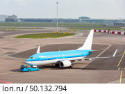 Blue Airplane waiting on taxiway ready to takeoff. Стоковое фото, агентство Ingram Publishing / Фотобанк Лори