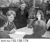 Школьный диспут, Байкал 1964. Стоковое фото, фотограф Варфоломей Тетерин / Фотобанк Лори