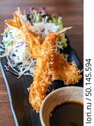 Ebi fried, deep fried shrimp, japanese cuisine server with cabbage. Стоковое фото, агентство Ingram Publishing / Фотобанк Лори
