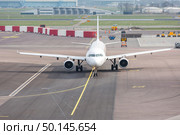 White Airplane waiting on taxiway ready to takeoff. Стоковое фото, агентство Ingram Publishing / Фотобанк Лори
