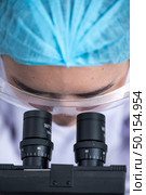 Scientists are using microscopes. For laboratory experiments. Стоковое фото, агентство Ingram Publishing / Фотобанк Лори