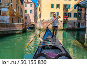 Handsome gondolier during gondola ride on the street of Venice, Italy. Стоковое фото, агентство Ingram Publishing / Фотобанк Лори