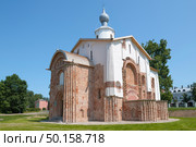 Средневековая церковь св. Параскевы (Параскевы Пятницы) солнечным июньским днем. Великий Новгород. Стоковое фото, фотограф Виктор Карасев / Фотобанк Лори