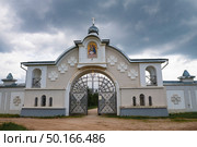 Ворота Иоанно-Богословского Крыпецкого монастыря пасмурным июньским утром. Псковская область. Стоковое фото, фотограф Виктор Карасев / Фотобанк Лори