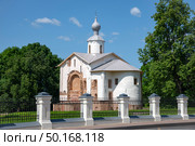 Вид на средневековую церковь Параскевы Пятницы с улицы Большая Московская. Великий Новгород. Стоковое фото, фотограф Анна Карасева / Фотобанк Лори