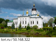 Вид на старинный Собор Трех Святителей (1574 г.) в Спасо-Елеазаровском  монастыре июньским  днем. Елизарово, Псковская область. Стоковое фото, фотограф Виктор Карасев / Фотобанк Лори