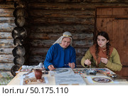 Древние ремёсла на Руси. Исторический фестиваль "Золотой век Древней Руси", Москва. Редакционное фото, фотограф Андрей Иванов / Фотобанк Лори