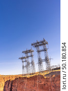 Power plant house and power line over Electricity generating dam in Page Arizona USA. Стоковое фото, агентство Ingram Publishing / Фотобанк Лори