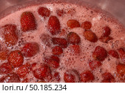 Homemade preparation of strawberry jam. Foam and juice when cooking strawberries. The process of making strawberry jam. Close-up of boiling strawberries. Стоковое фото, фотограф Андрей Жигальцов / Фотобанк Лори