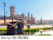 Beautiful cast iron bridge against the backdrop of the Republican Puppet Theater in Yoshkar-Ola. Russia (2022 год). Стоковое фото, фотограф Константин Лабунский / Фотобанк Лори