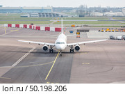 White Airplane waiting on taxiway ready to takeoff. Стоковое фото, агентство Ingram Publishing / Фотобанк Лори