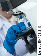 Scientists are using microscopes. For laboratory experiments. Стоковое фото, агентство Ingram Publishing / Фотобанк Лори